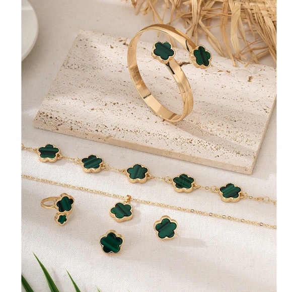 Luxe Gold Tone Flower Necklace Ring Jewelry Set - Picture 4 of 8